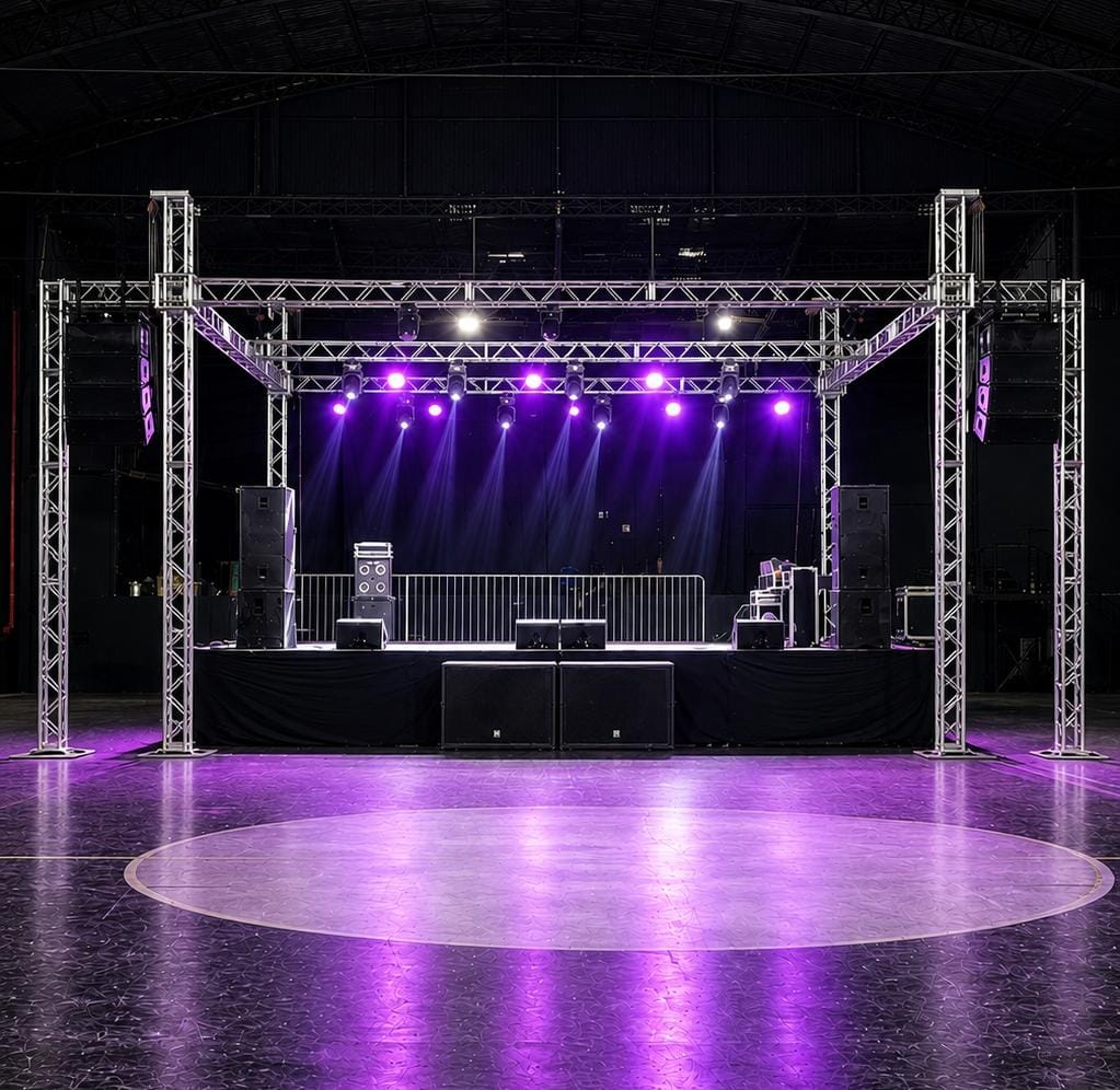 Palco da ASL Eventos com iluminação em tons de roxo