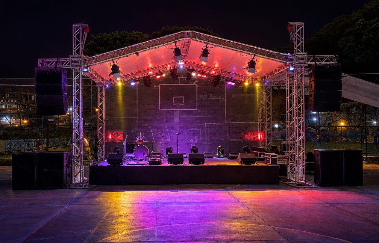 Palco ao ar livre preparado pela ASL Eventos